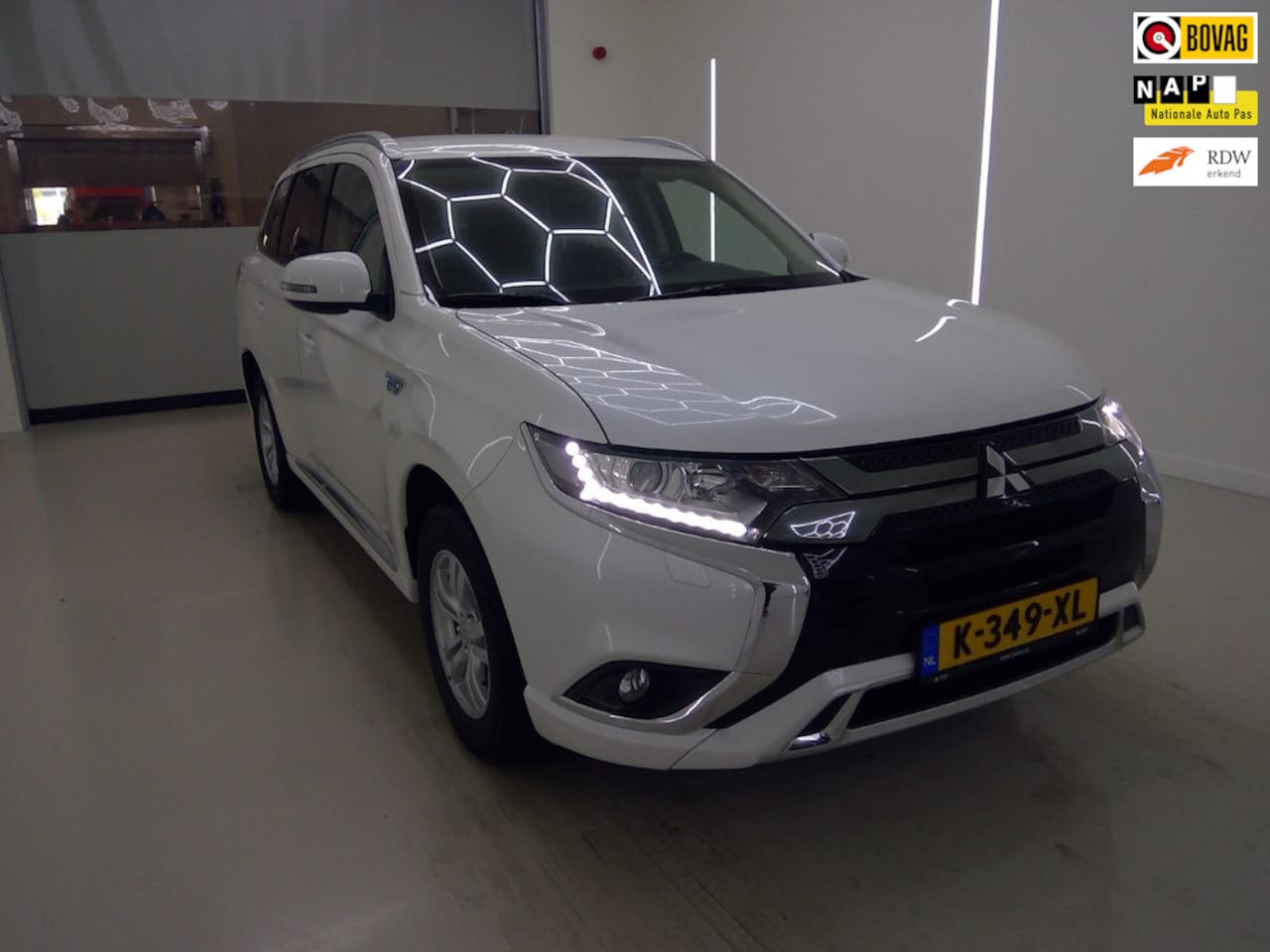 Mitsubishi Outlander - 2.4 PHEV Pure 4WD + Camera+Apple-CarPlay-Android+2 oplaad Snoeren = ZEER NETJES !! - AutoWereld.nl