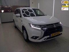 Mitsubishi Outlander - 2.4 PHEV Pure 4WD + Camera+Apple-CarPlay-Android+2 oplaad Snoeren = ZEER NETJES