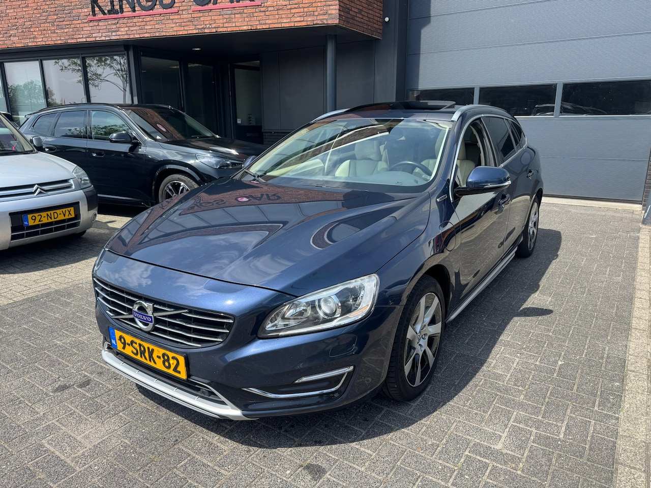 Volvo V60 - 2.4 D6 AWD Plug-In Hybrid TREKHAAK XENON LEDER DEALER OH NAP - AutoWereld.nl
