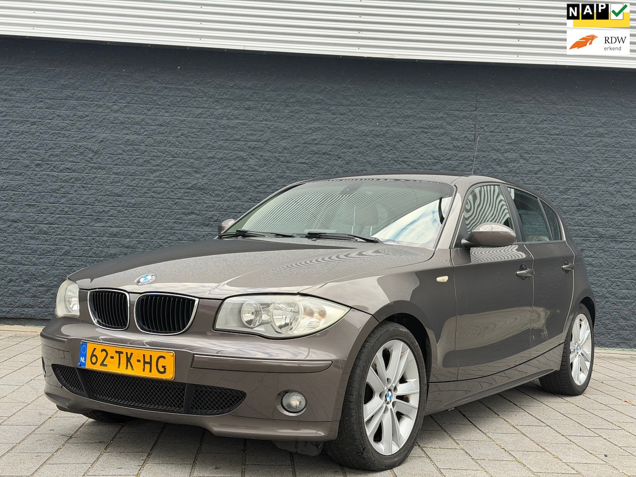 BMW 1-serie - 120i High Executive AUTOMAAT/LEER - AutoWereld.nl