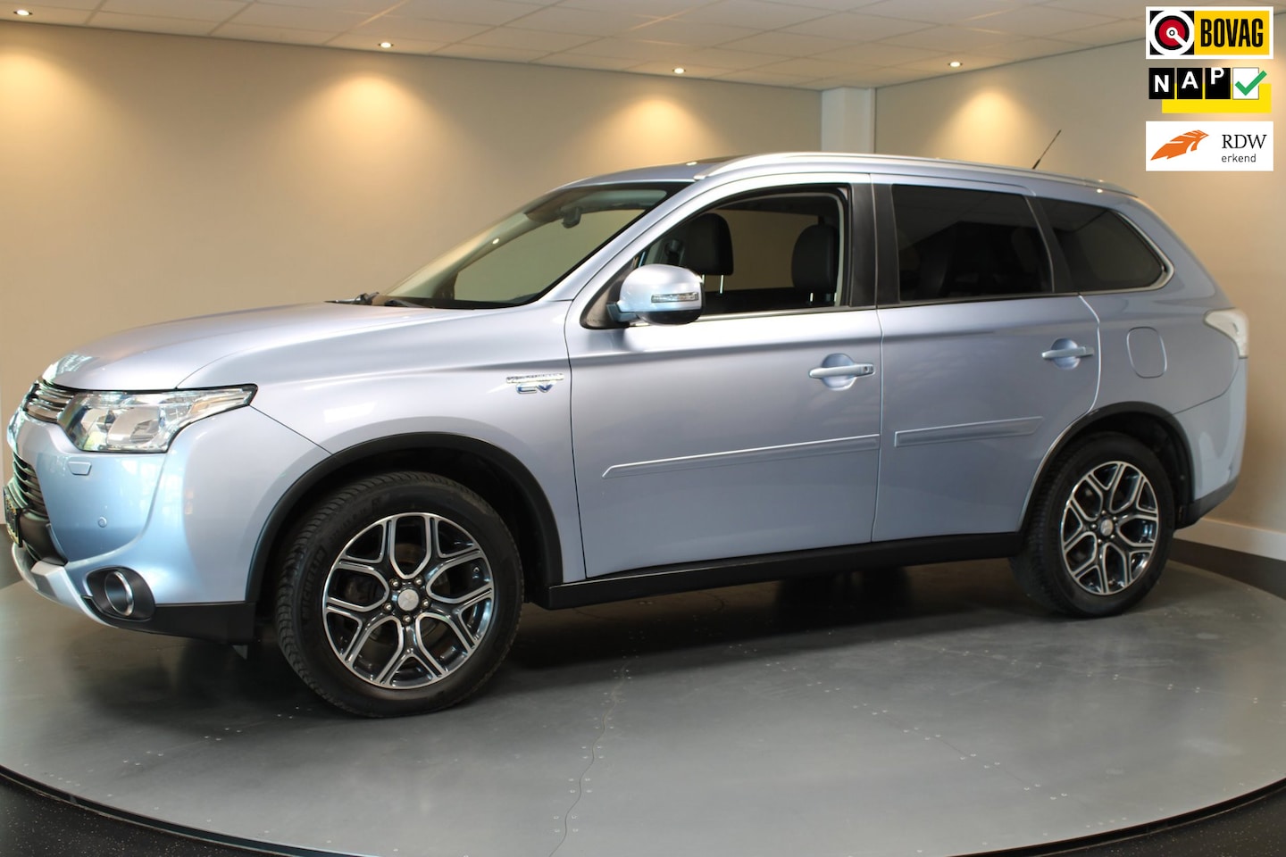Mitsubishi Outlander - 2.0 PHEV Executive Edition *Pano* Trekhaak|Leer|Stoelverw.|Camera|Cruise|Navi| - AutoWereld.nl
