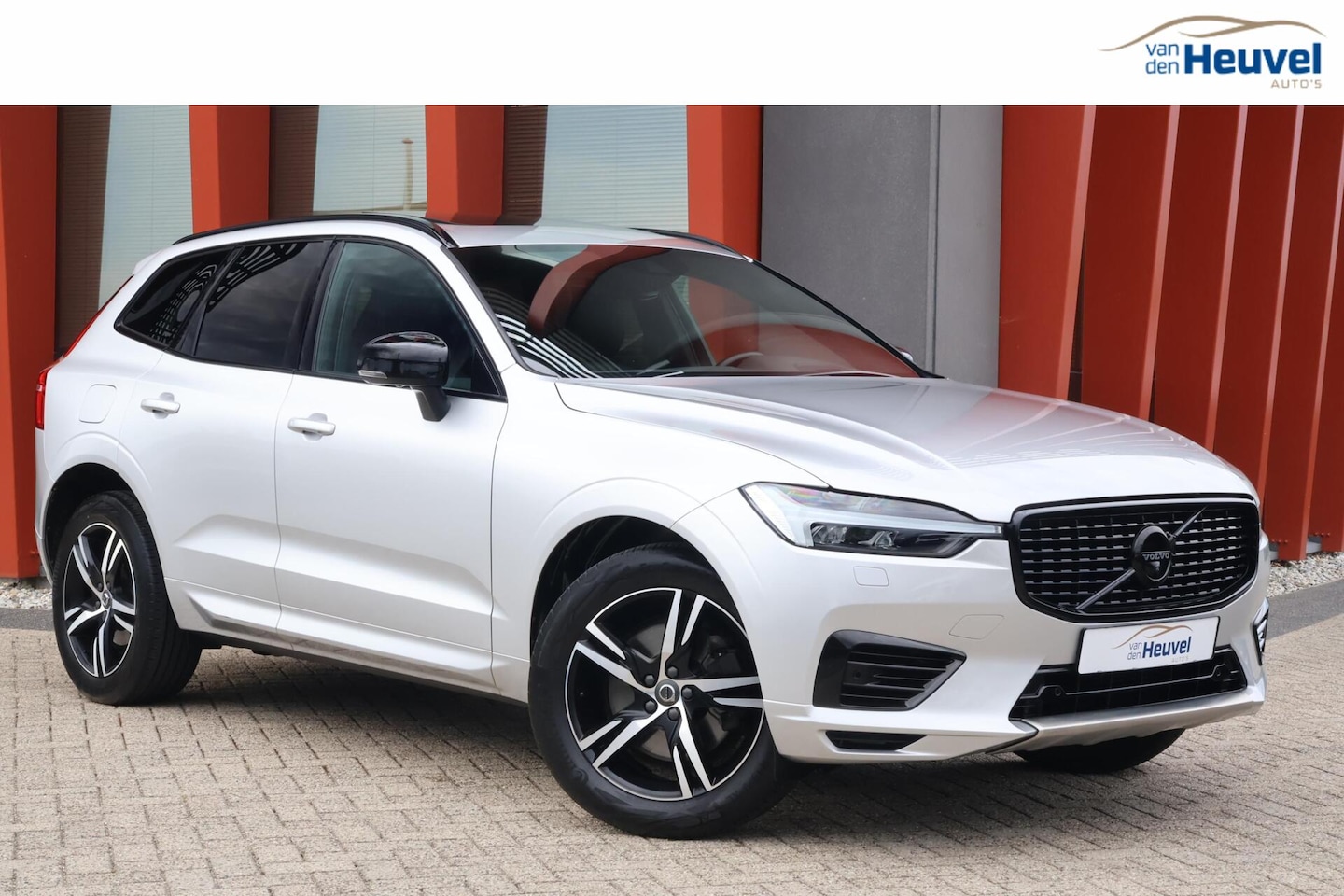 Volvo XC60 - T6 Recharge AWD R-Design | Stoelverwarming | Trekhaak | Panoramadak | Leder | Pilot Assist - AutoWereld.nl
