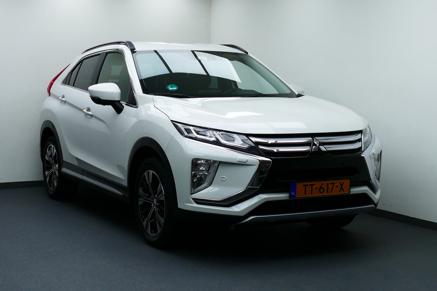 Mitsubishi Eclipse Cross - 1.5 164pk DI-T First Edition 1-Eig. Camera, StoelVerw, Clima, Cruise, HUD, 18"LMV, Haak 16 - AutoWereld.nl