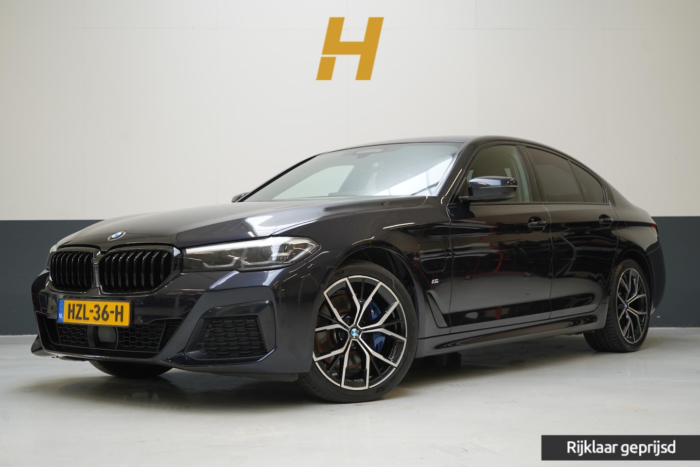 BMW 5-serie - 530e 293pk M Sport Edition | Leder | Sportstoelen | Elektr.verstl. stoelen | Trekhaak - AutoWereld.nl