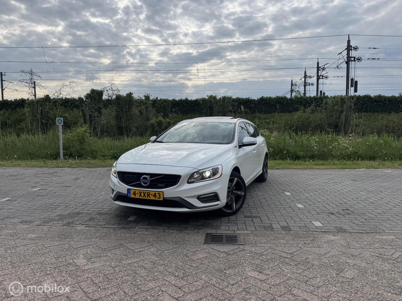 Volvo V60 - D6 R-Design | Pano | Keyless | ACC | Dealer onder. - AutoWereld.nl