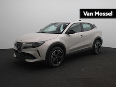 Alfa Romeo Junior - Elettrica 54 kWh | Apple Carplay/Android Auto | Climate control | 18" Lichtmetalen velgen