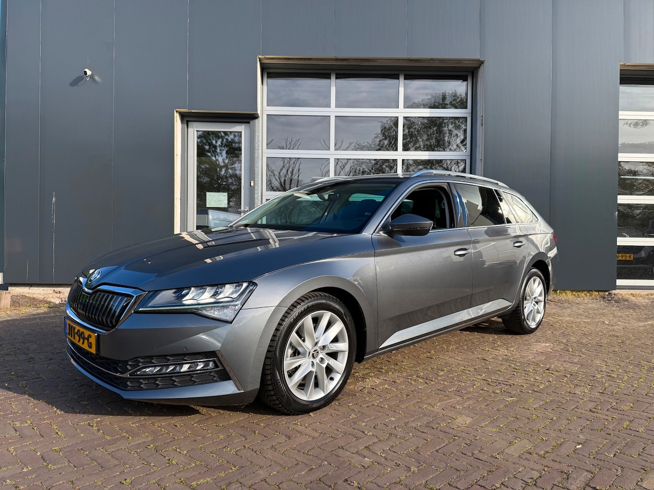 Skoda Superb Combi - 1.4 TSI iV Business Edition Plus 1.4 TSI iV Business Edition Plus | Pano - AutoWereld.nl