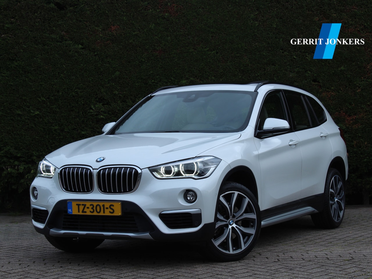 BMW X1 - sDrive20i Orange Edition II | 1e eigenaar | Panoramadak | Trekhaak | HUD - AutoWereld.nl