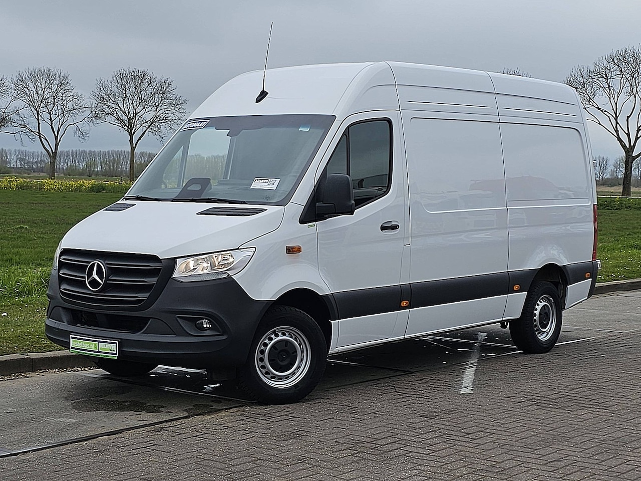 Mercedes-Benz Sprinter - 317 L2H2 RWD Cruise control, Airco, Navi, Camera, Laneassist, Automaat, Mbux10, 170 Pk! - AutoWereld.nl