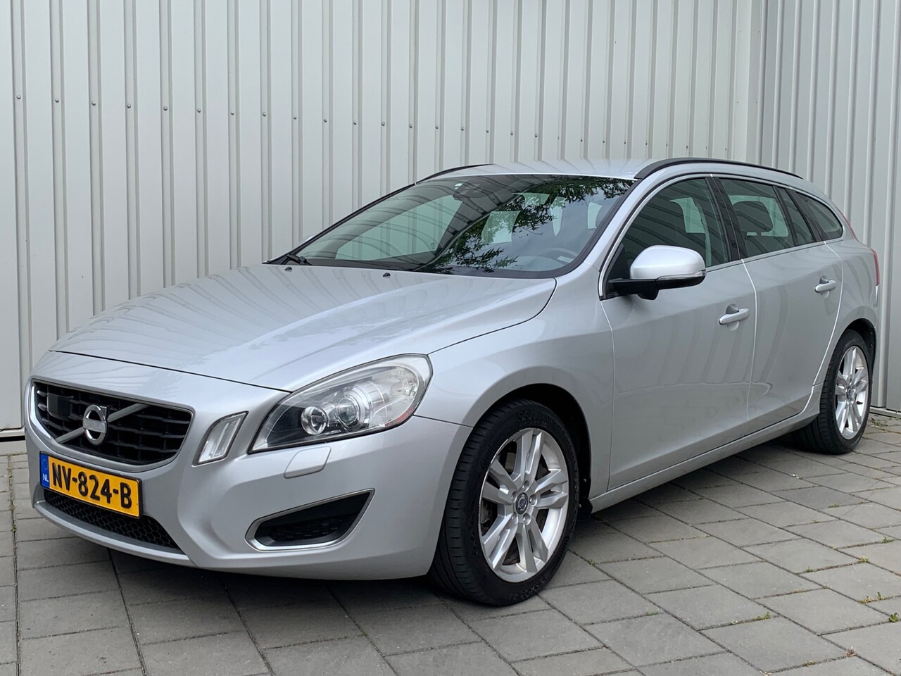 Volvo V60 - 1.6 D2 Summum|Automaat|Navigatie|Climate Control| - AutoWereld.nl