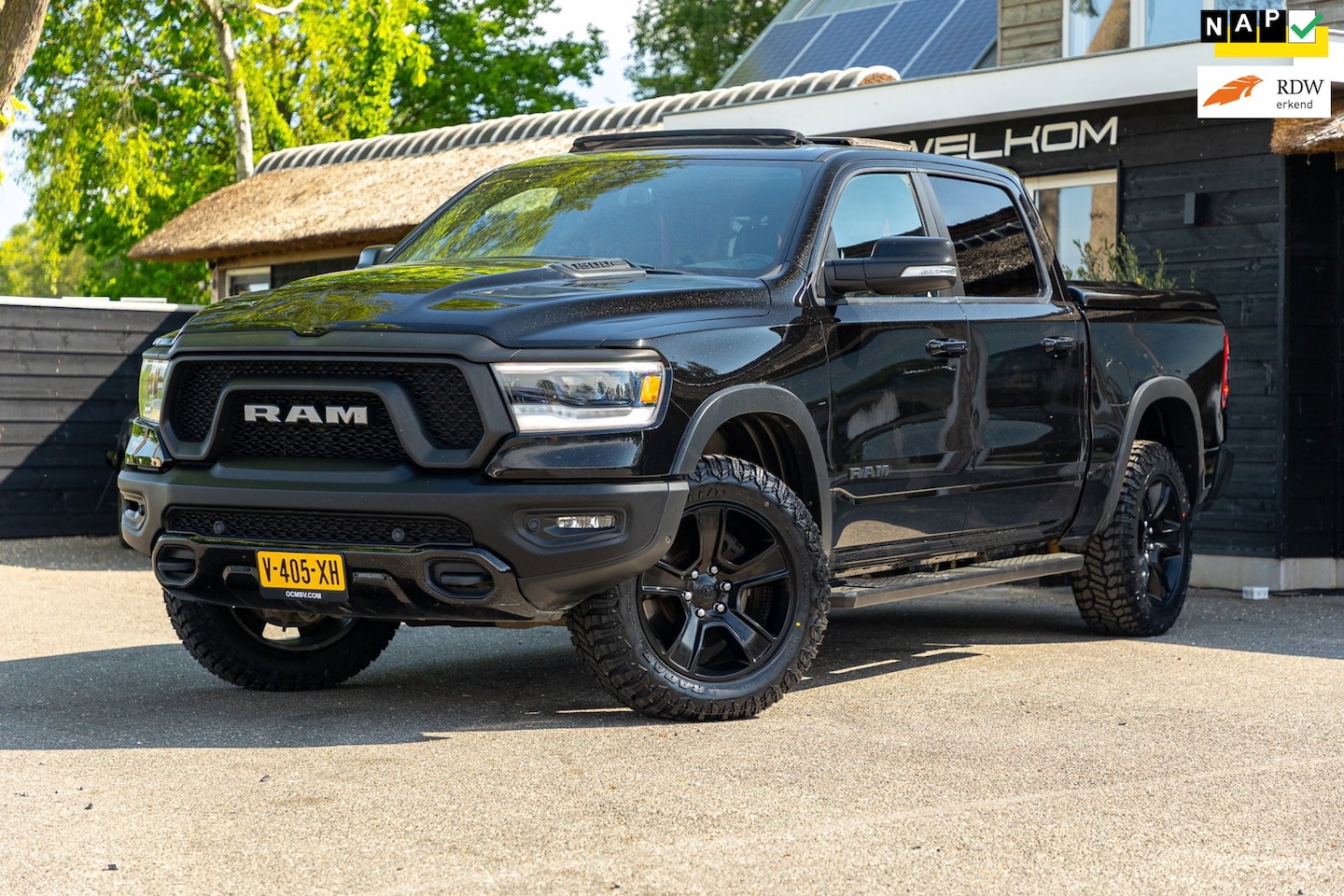 Dodge Ram 1500 - 5.7 V8 4x4 Crew Cab Rebel Panoramadak I Leder zwart rood I Camera I Nieuwe banden I LPG I - AutoWereld.nl