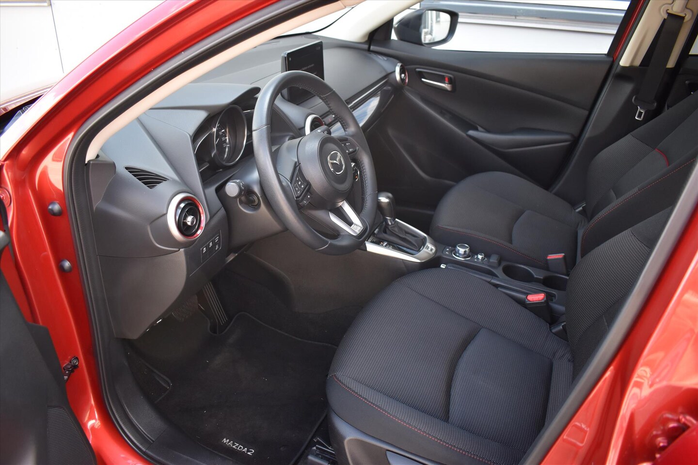 Mazda 2 - 1.5 SKYACTIV-G 90PK Sportive AUTOMAAT | Apple Carplay | Camera | Stoel & stuur verw. | Rij - AutoWereld.nl