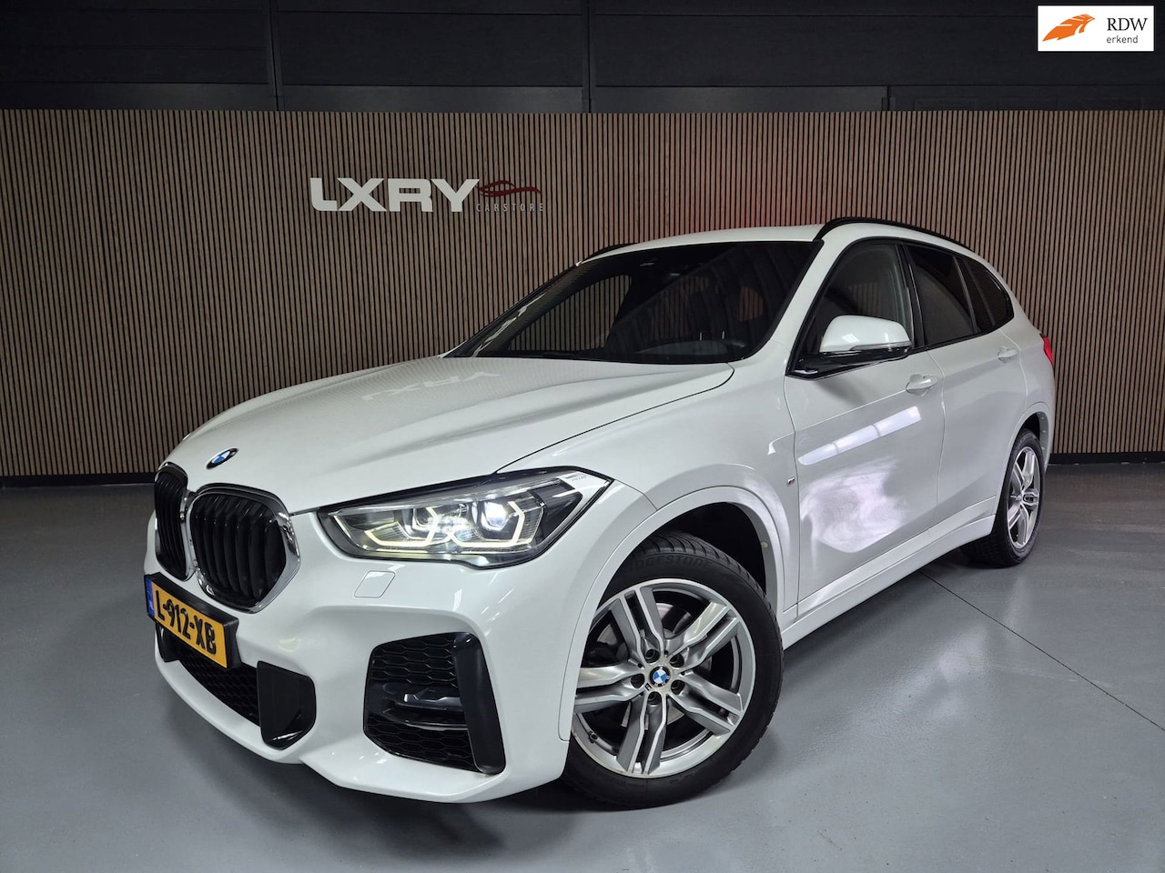 BMW X1 - XDrive20i High Executive | Clima | Navi | Pano | Cruise | Camera | Stoelverwarming | - AutoWereld.nl