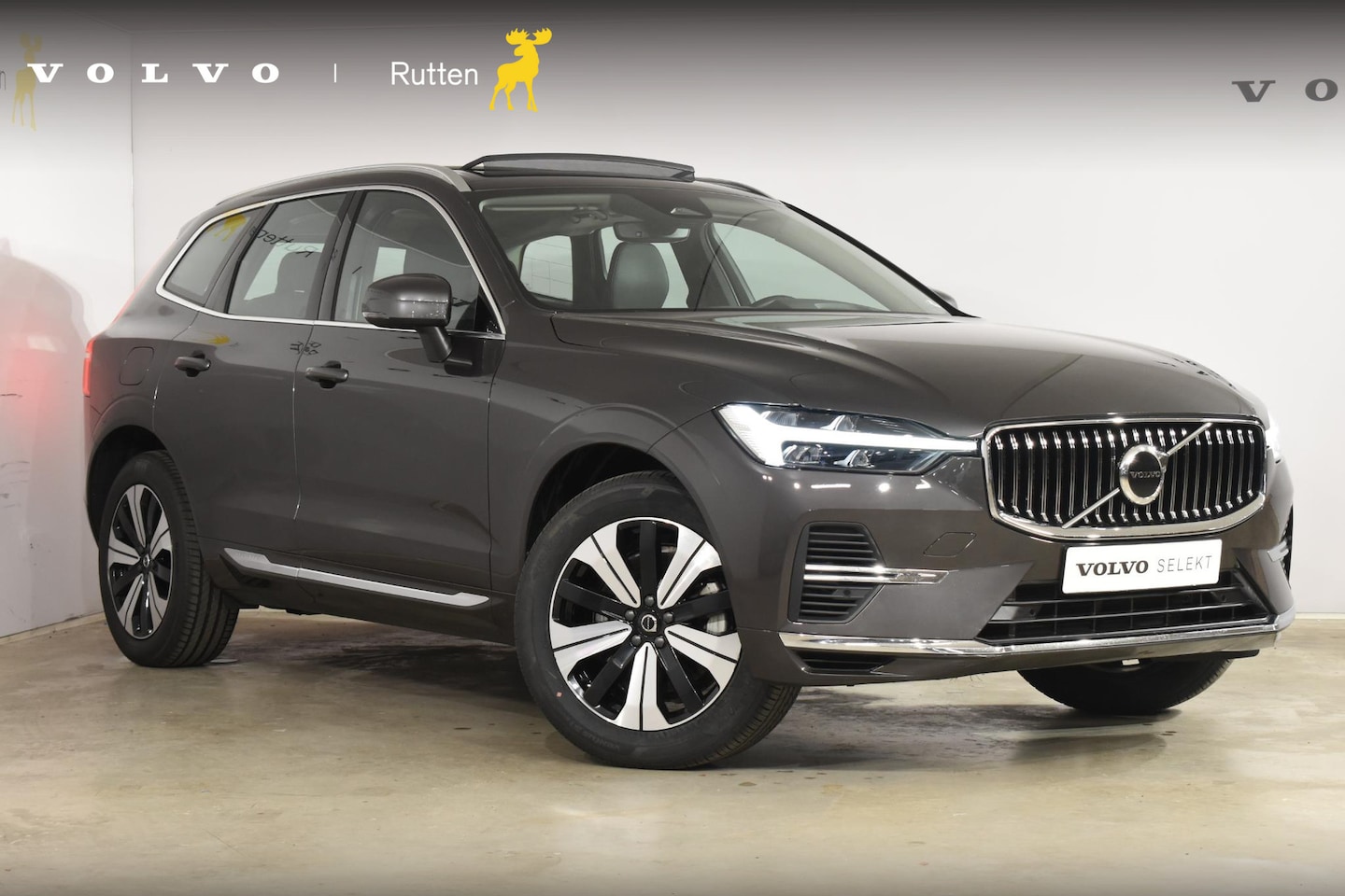 Volvo XC60 - T6 350PK Automaat Plug-in Hybrid AWD Plus Bright / Navigatie / Elektrisch glazen schuif-ka - AutoWereld.nl