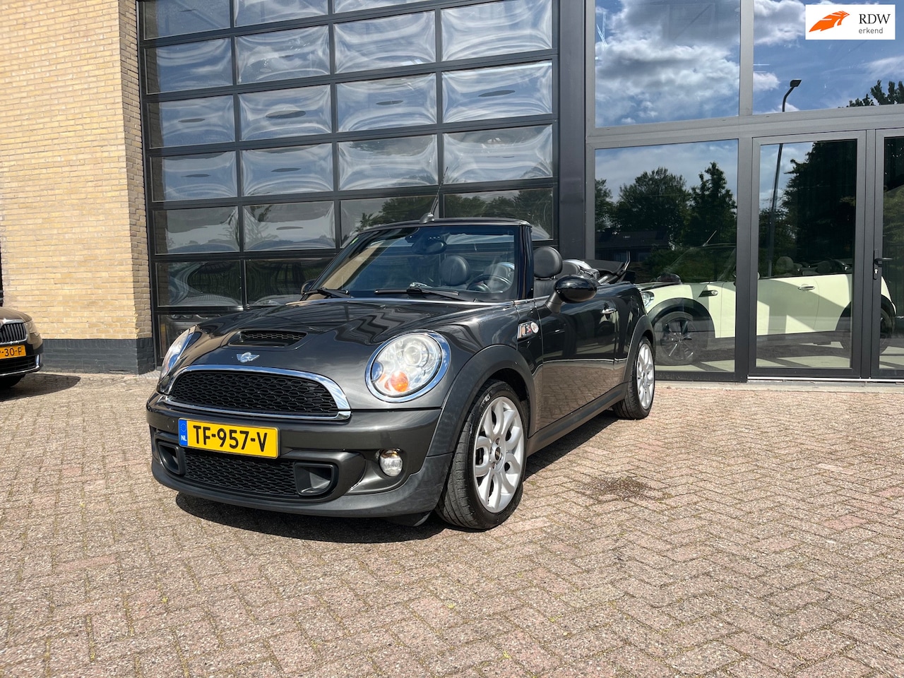 MINI Cabrio - 1.6 Cooper S Chili Mini 1.6 Cooper S Chili, Leer, Navi , 184 pk ! - AutoWereld.nl