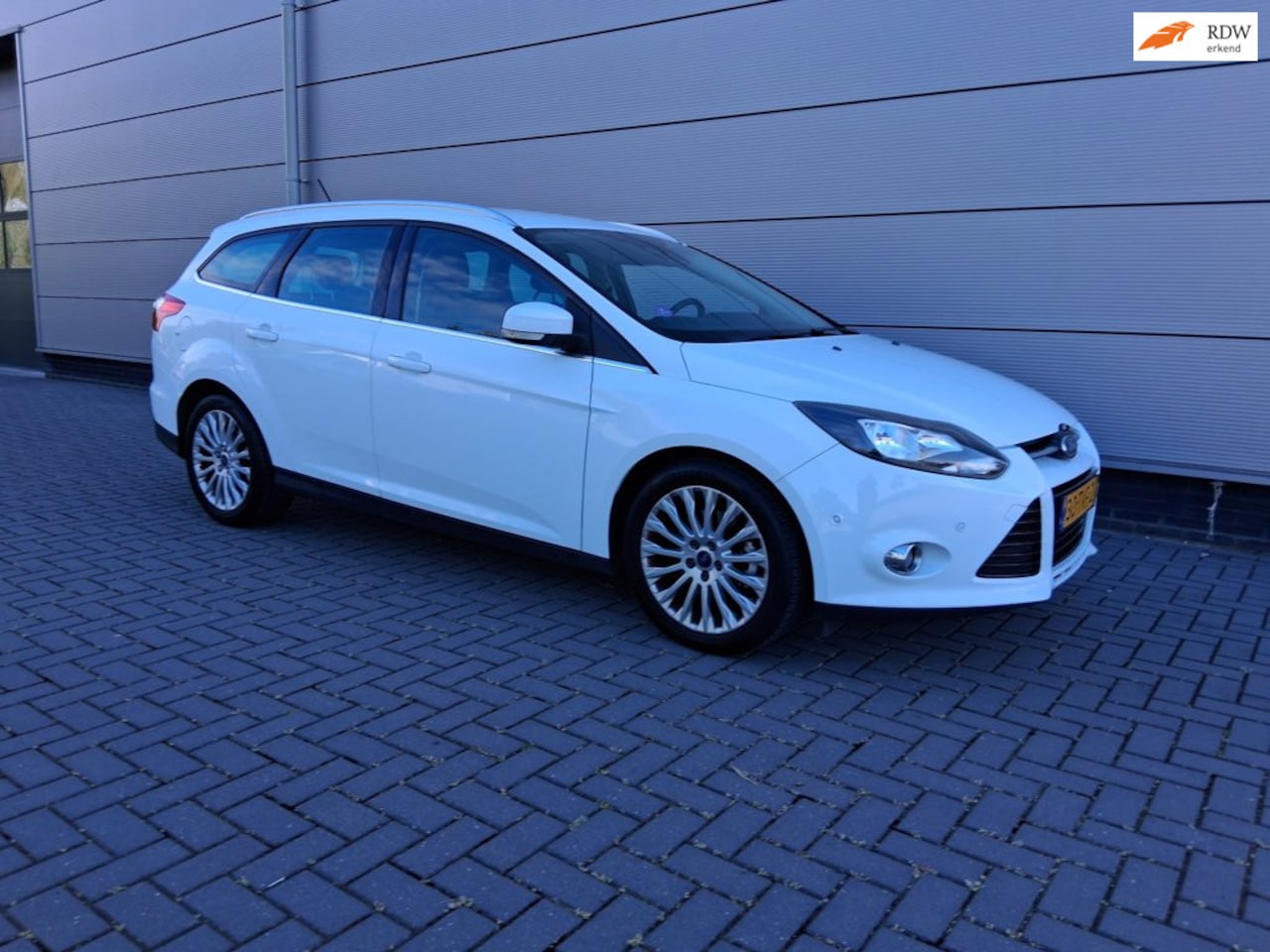Ford Focus Wagon - 1.6 Lease Titanium / apk 7-5-2027 - AutoWereld.nl