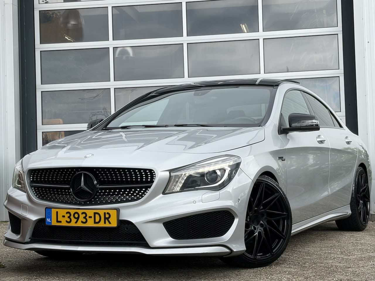 Mercedes-Benz CLA-Klasse - 180 Prestige AMG Line 122pk | Bi-xenon koplampen | Cruise control | Elektrisch glazen pano - AutoWereld.nl