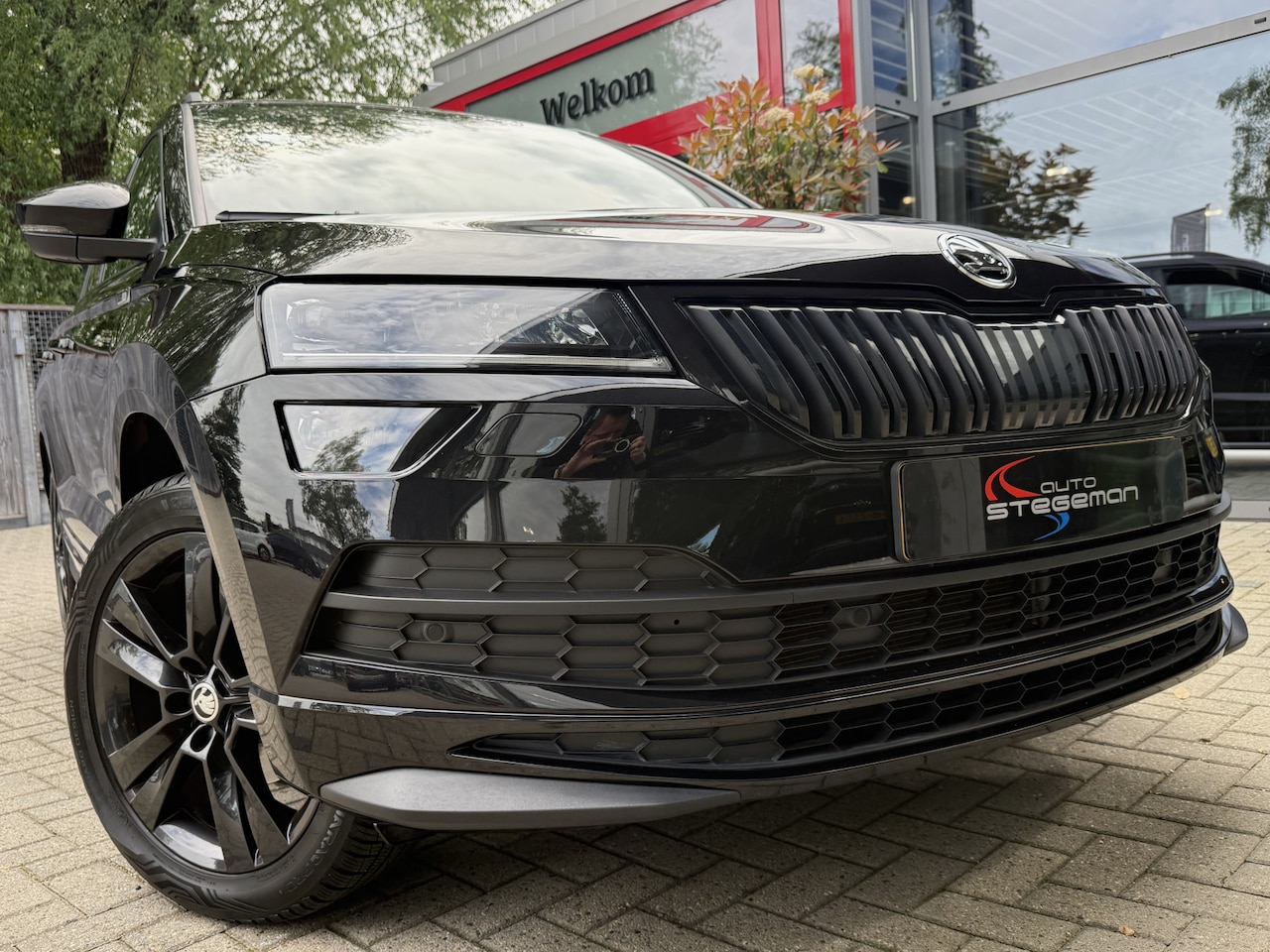 Skoda Karoq - 1.5 TSI ACT AUT. *!* SPORTLINE *!* NAVI/ CARPLAY/ CAMERA/ TREKHAAK/ RADAR/ 27 DKM *!* - AutoWereld.nl