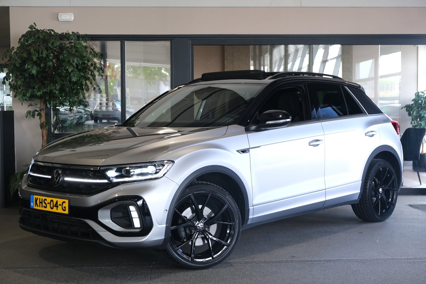 Volkswagen T-Roc - 1.5 TSI 2x R-Line DSG Pano Trekhaak IQ Led Cam Navi Beats ACC - AutoWereld.nl