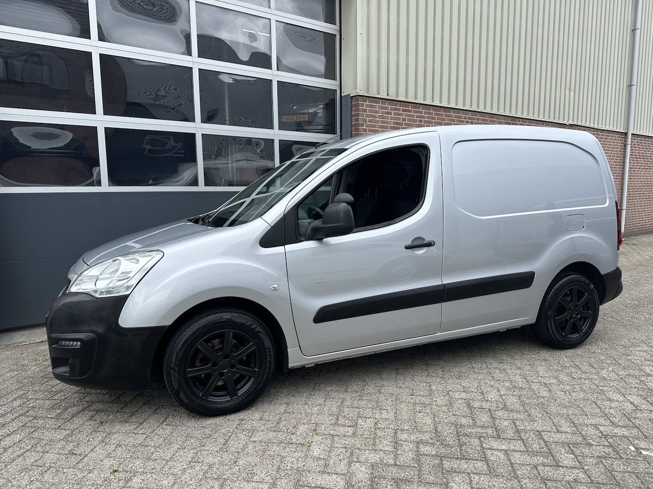 Peugeot Partner - 120 1.6 BlueHDi 100 L1 Aut. Premium S&S Airco,Cruise,Lmv,Trekhaak - AutoWereld.nl