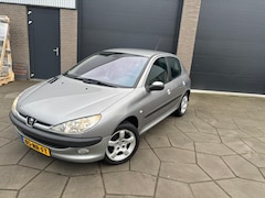 Peugeot 206 - 1.4-16V Gentry Premium|Airco| 5 Drs|AUX/USB|verstralers voor|All-Season