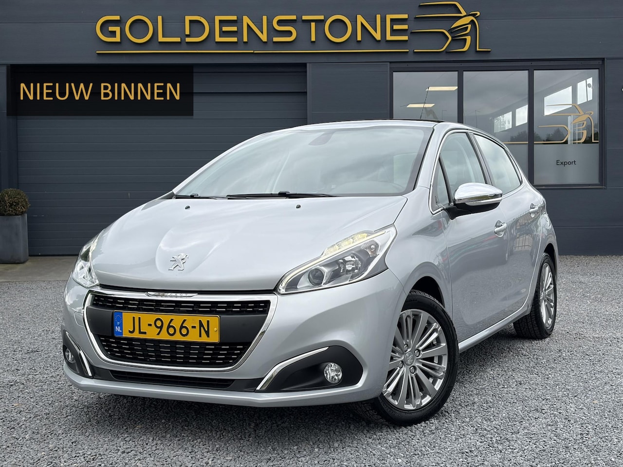 Peugeot 208 - 1.2 PureTech Allure Dealer Onderhouden,110pk,Pano,Navi,Trekhaak,Pdc,N.A.P,Weinig Km,5 Deur - AutoWereld.nl