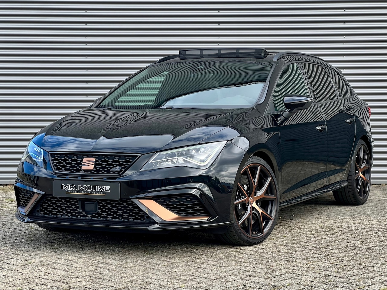 SEAT Leon ST - 2.0 TSI CUPRA R | Panorama | Dealer Onderhouden | Bucket Seats | Carbon | Rijklaar! - AutoWereld.nl