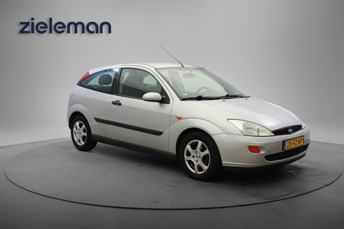Ford Focus - 1.6 16V Trend Automaat - Airco, Trekhaak - AutoWereld.nl