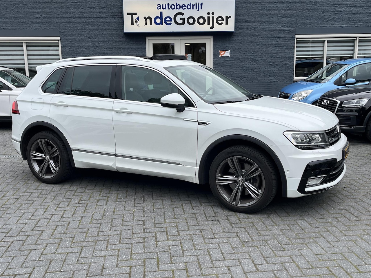 Volkswagen Tiguan - 2.0 TSi DSG 4Motion Highline Business R-Line | EL. TREKHAAK | STANDKACHEL | PANORAMADAK | - AutoWereld.nl