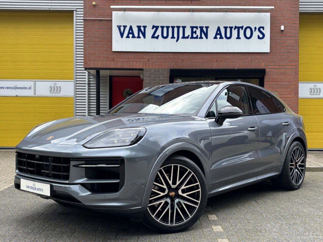 Porsche Cayenne Coupé - E-Hybrid 470pk Black Edition 18W SportDesign 4W 22'' Trekhaak - AutoWereld.nl