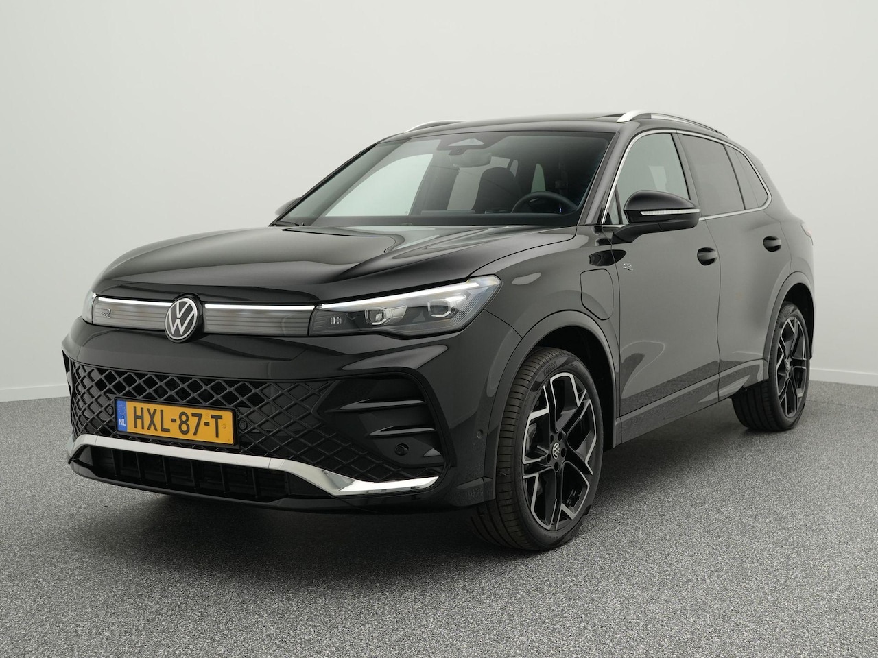 Volkswagen Tiguan - R-Line 1.5 eHybrid 272 PK | LED Plus | Panoramadak | Trekhaak | DCC | Side Assist | Stoelv - AutoWereld.nl