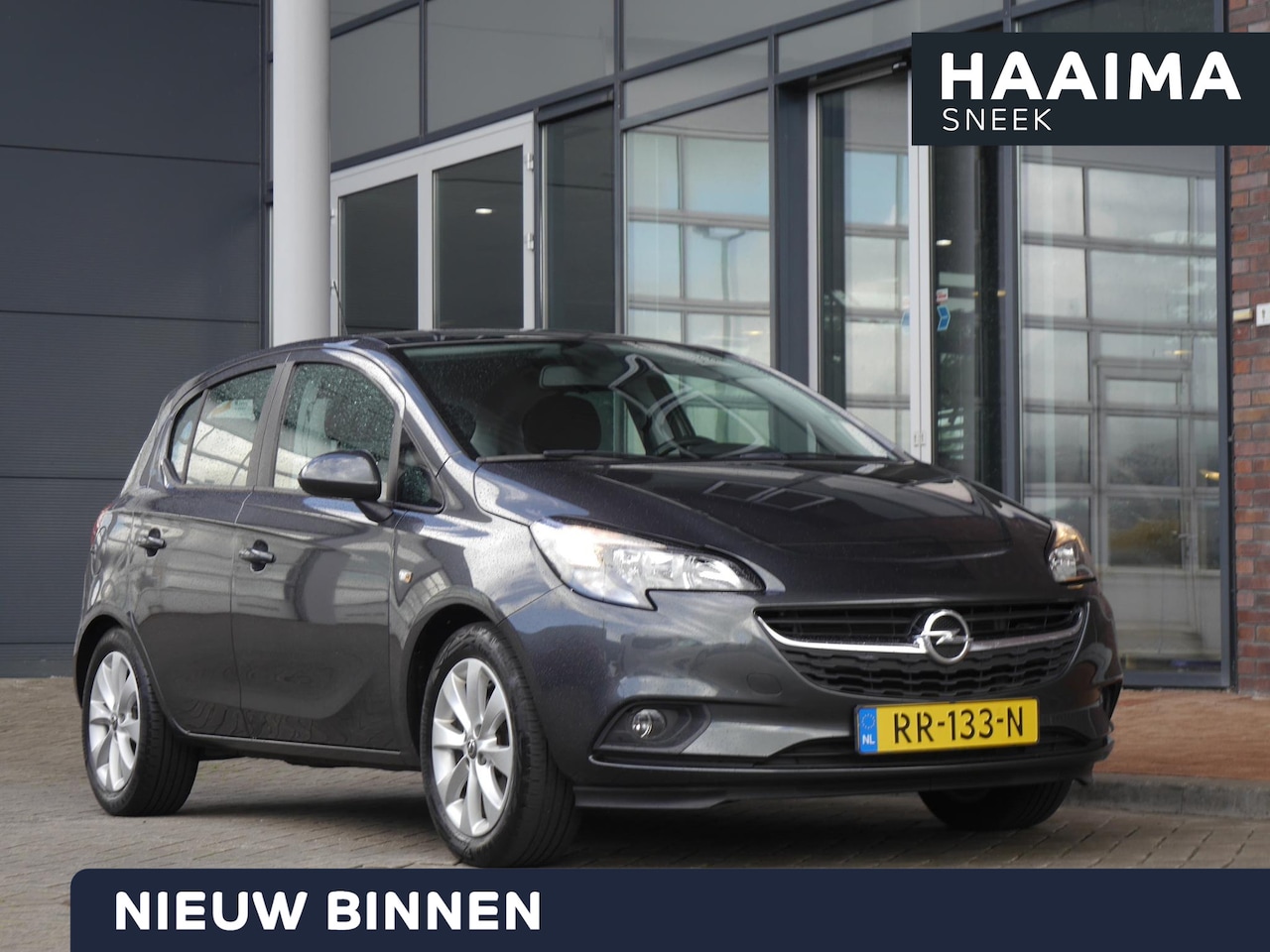 Opel Corsa - 1.4 Favourite | Navigatie | Airco | Lichtmetalen velgen | Trekhaak | Parkeersensoren achte - AutoWereld.nl