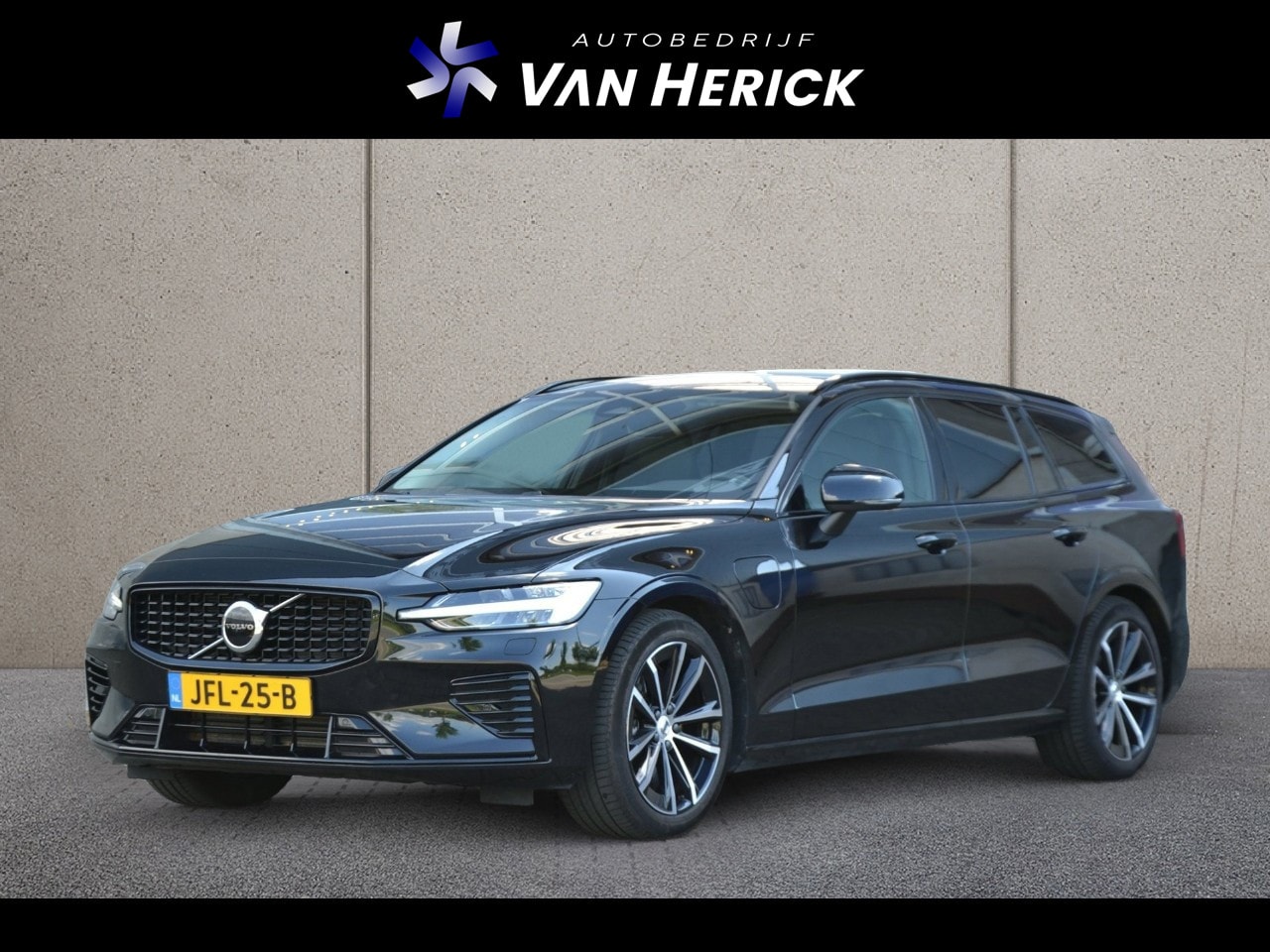 Volvo V60 - 2.0 T6 Plug-in hybrid AWD Plus Dark | R-Design | Leder | Trekhaak | Achteruitrijcamera - AutoWereld.nl