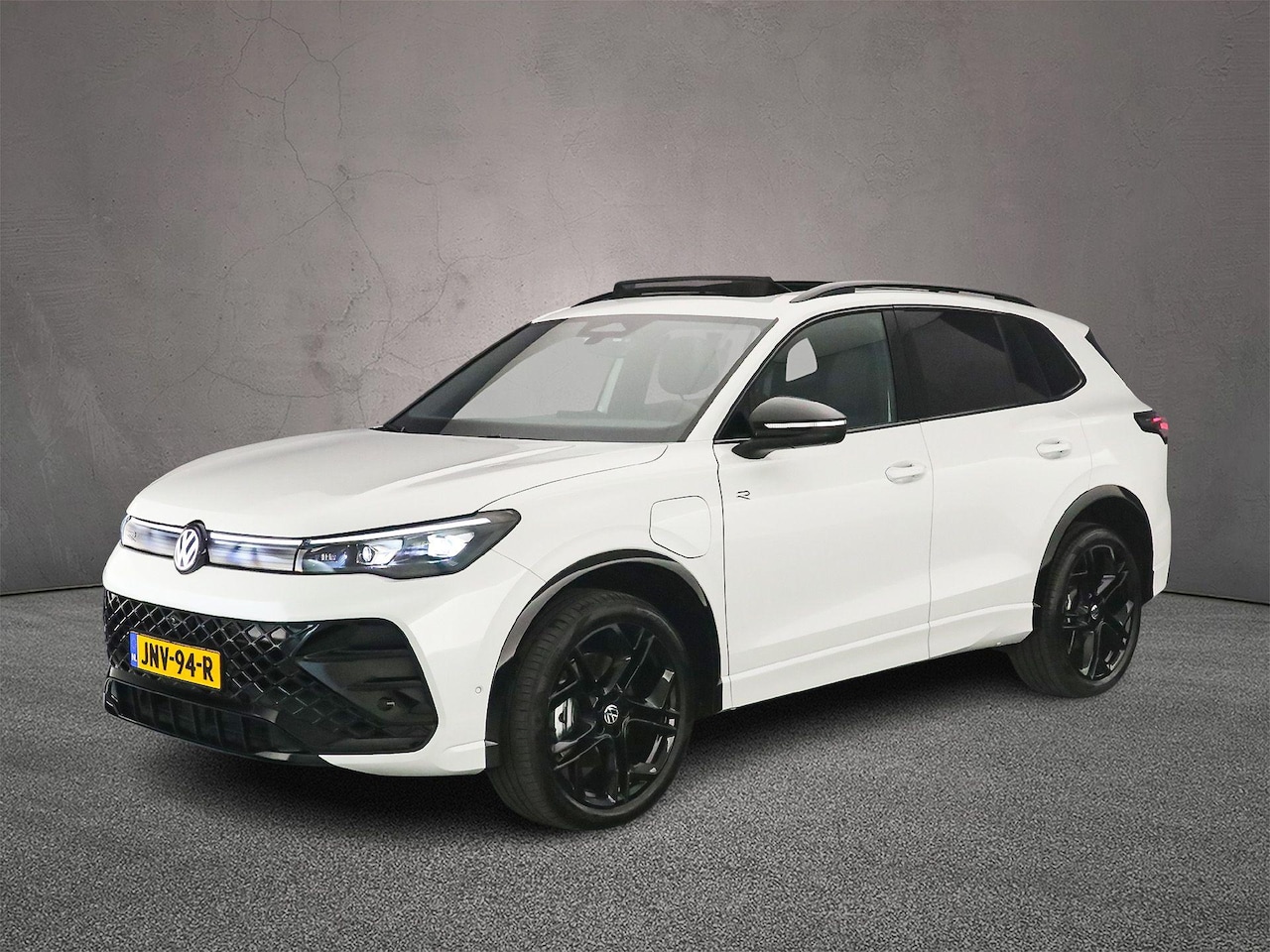 Volkswagen Tiguan - R-Line Edition 1.5 TSI eHybrid 272pk DSG Automaat Trekhaak, Panoramadak, Adaptive cruise c - AutoWereld.nl