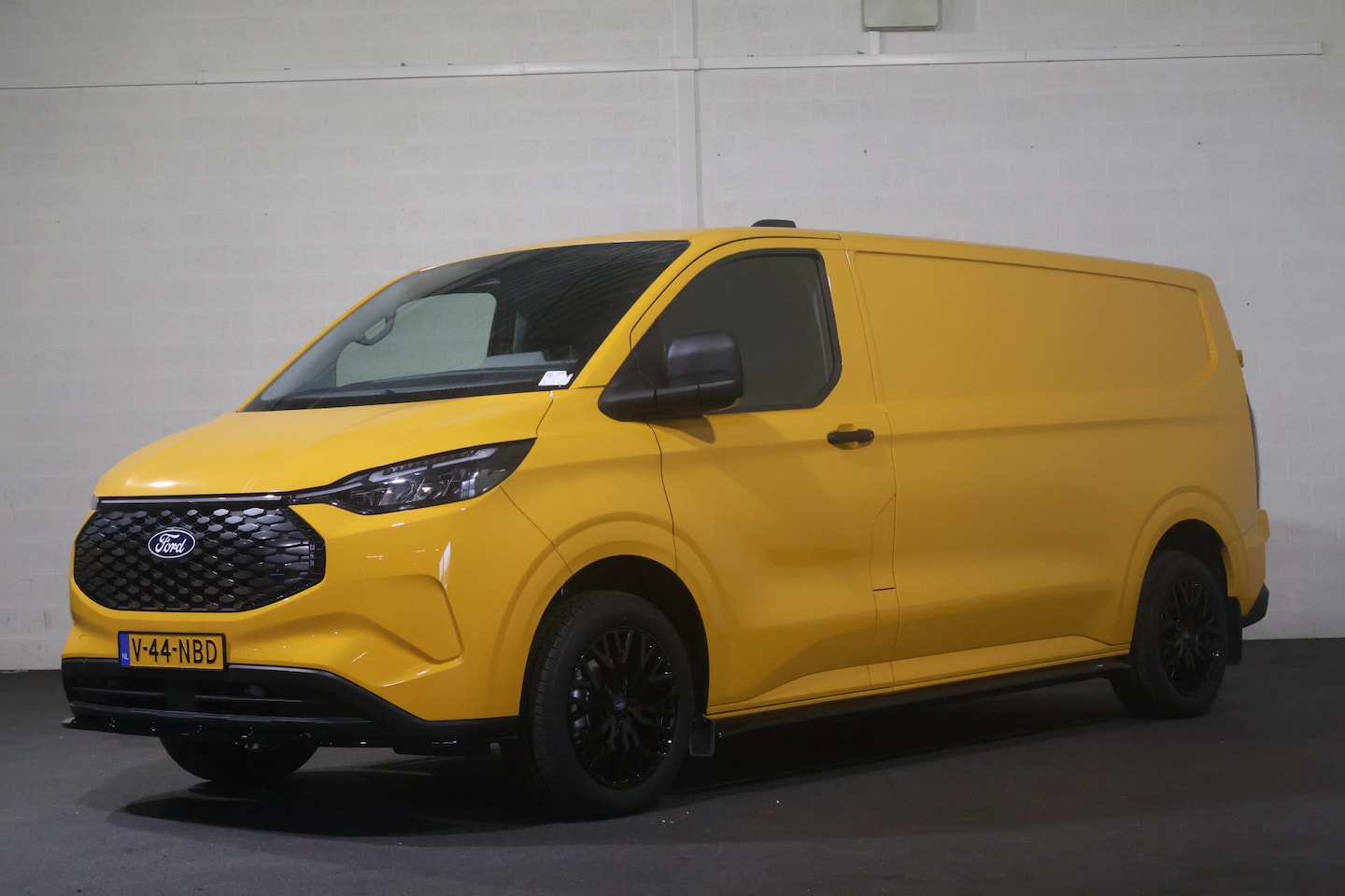 Ford Transit Custom - E-Transit 340 L2 H1 Trend 65 kWh Black Line - AutoWereld.nl