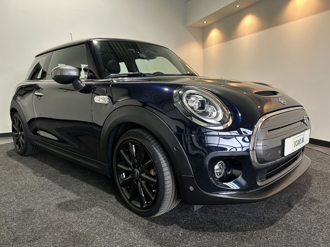 MINI Mini-Electric - Yours 33 kWh | Sfeerverlichting | Leder interieur | Panoramadak | Soh (batterijcheck) Waar - AutoWereld.nl