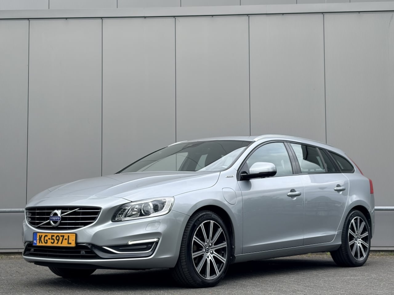 Volvo V60 - 2.4 D6 - automaat - airco - cruise - navi - nap! - AutoWereld.nl