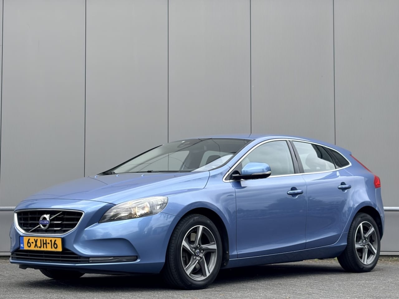 Volvo V40 - 2.0 D4 Momentum - navi - airco - cruise - nap! - AutoWereld.nl