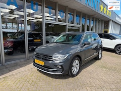 Volkswagen Tiguan - 1.5 TSI Elegance 150pk HEAD-UP DISPLAY , ACHTERUIT CAMERA
