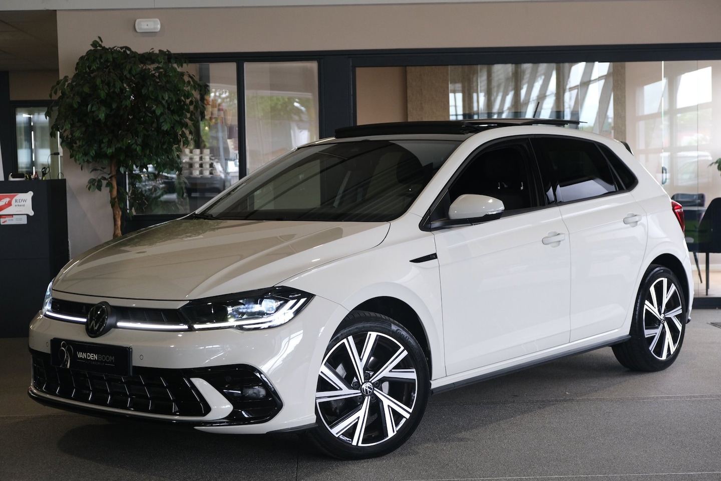 Volkswagen Polo - 1.0 TSI 110PK 2x R-Line DSG Facelift Pano IQ Led Kleur Ascot - AutoWereld.nl