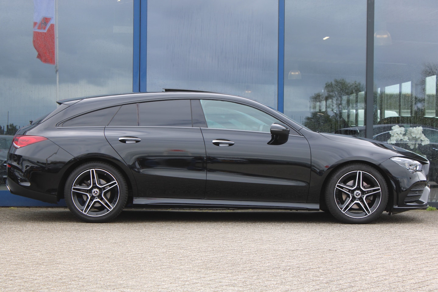 Mercedes-Benz CLA-klasse Shooting Brake - 180 AUT7 AMG Line NIGHT PAKKET PANORAMADAK MEMORY SFEER KEY-LESS GO MUTLIBEAM CARPLAY - AutoWereld.nl