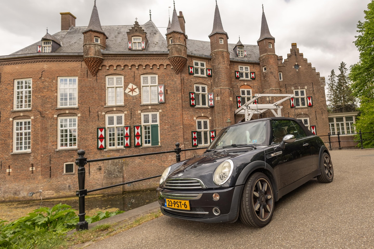 MINI Cabrio - 1.6 Cooper Sidewalk met originele fietsendrager - AutoWereld.nl