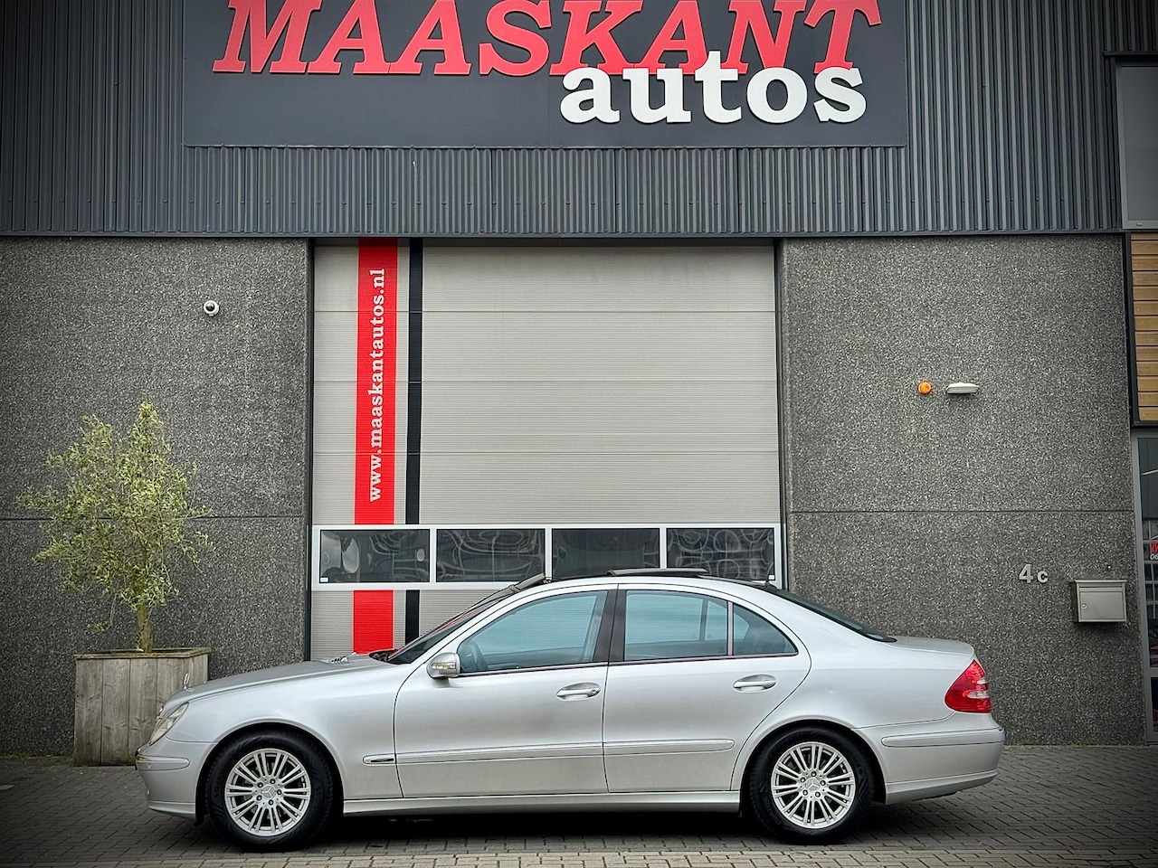 Mercedes-Benz E-klasse - 240 / Aut / Avantgarde / Pano solar sunroof / Leder / NL auto / RECENTLY SERVICED! - AutoWereld.nl