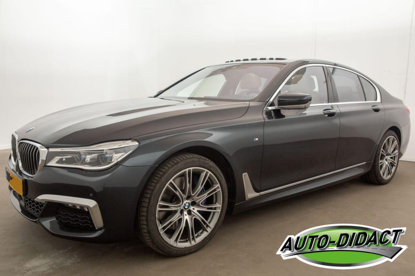 BMW 7-serie - 740d xDrive Automaat Navi Camera Elek Dak Leder High Executive - AutoWereld.nl