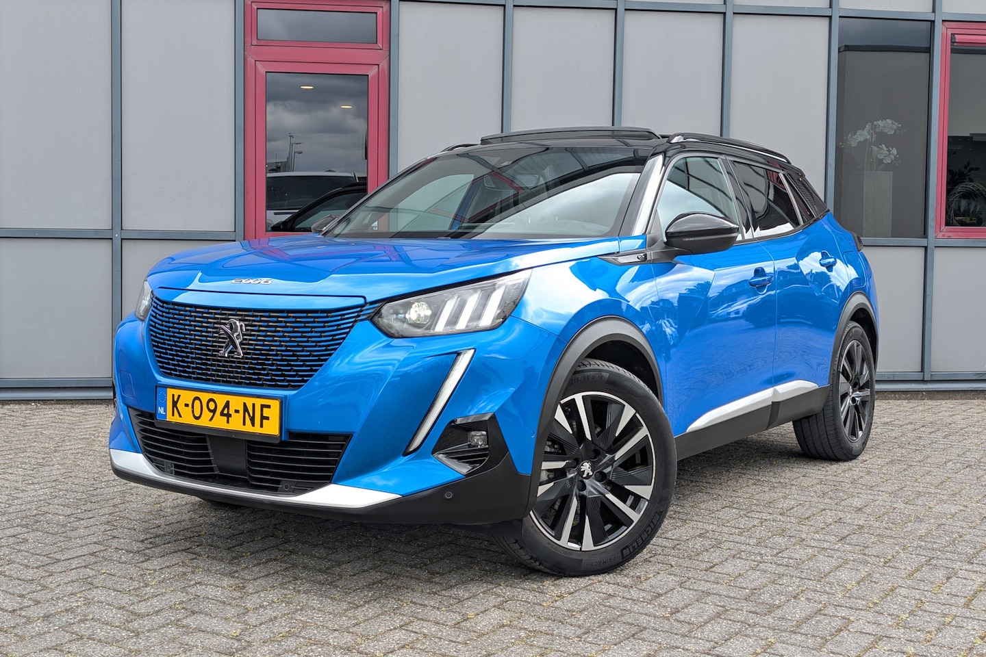 Peugeot e-2008 - EV GT Pack 50kWh SOH 92% Panorama - AutoWereld.nl