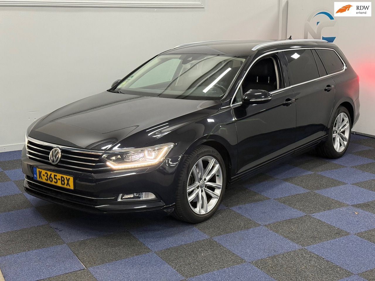 Volkswagen Passat Variant - 2.0 TDI Highline / AUTOMAAT / NAVI MULTIEMEDIA / NAP / NETTE AUTO - AutoWereld.nl