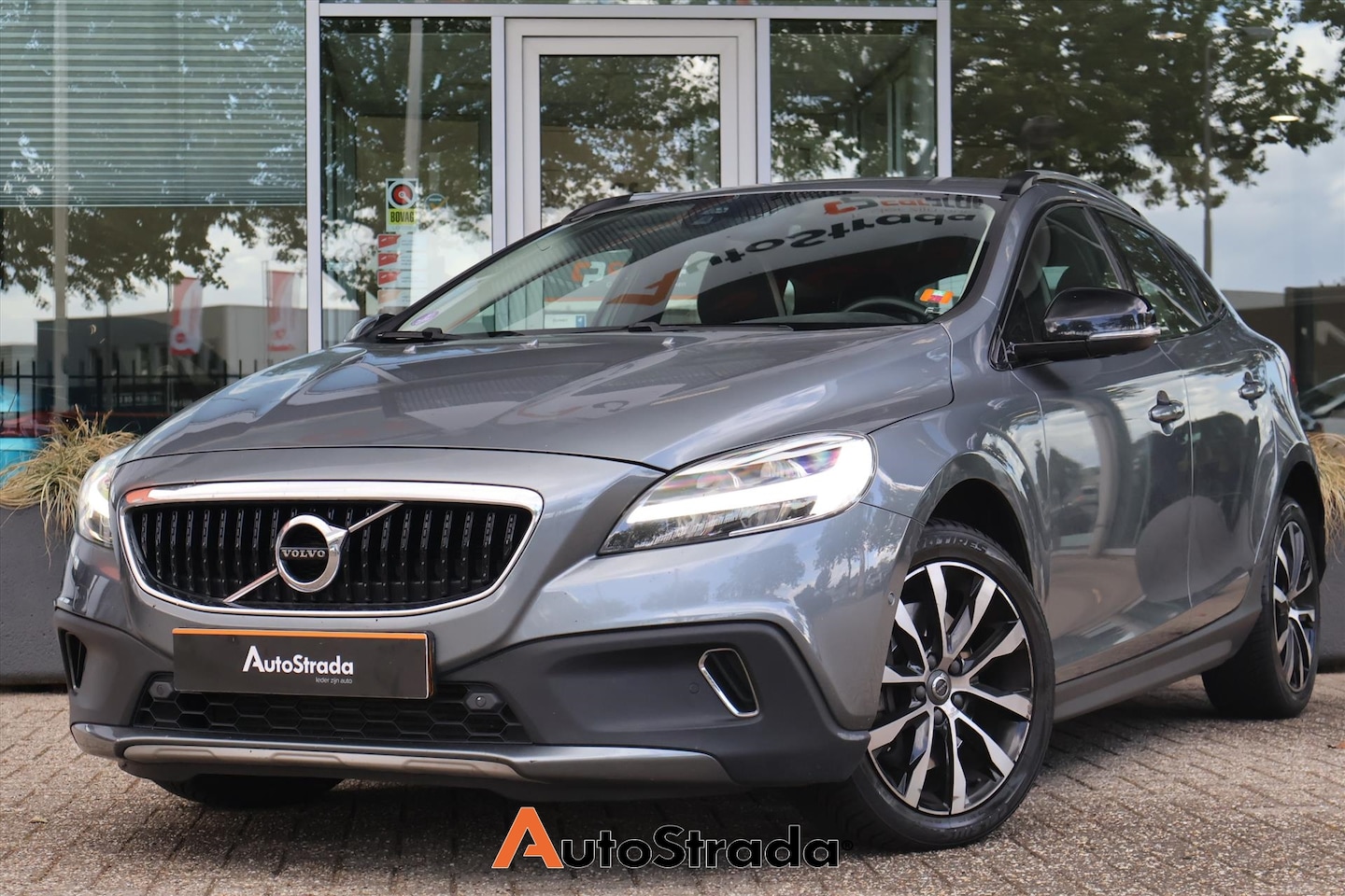 Volvo V40 Cross Country - 1.5 T3 Dynamic Editon 152PK I Navi I Trekhaak I Stoelverwarming I Cruise I Climate - AutoWereld.nl