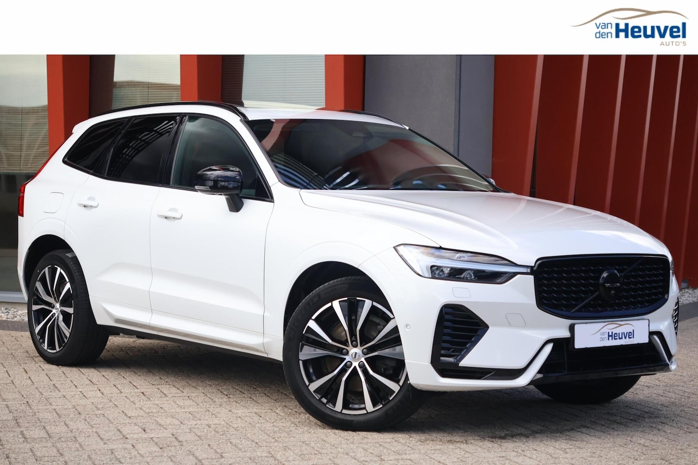 Volvo XC60 - T6 Recharge AWD Plus Dark | Longe Range | Stoelverwarming | Trekhaak | Panoramadak | Leder - AutoWereld.nl