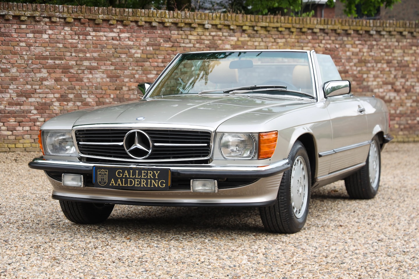 Mercedes-Benz SL-klasse Cabrio - 560 "Rauchsilber with Palomino interior" Originality beats everything - Even the original - AutoWereld.nl