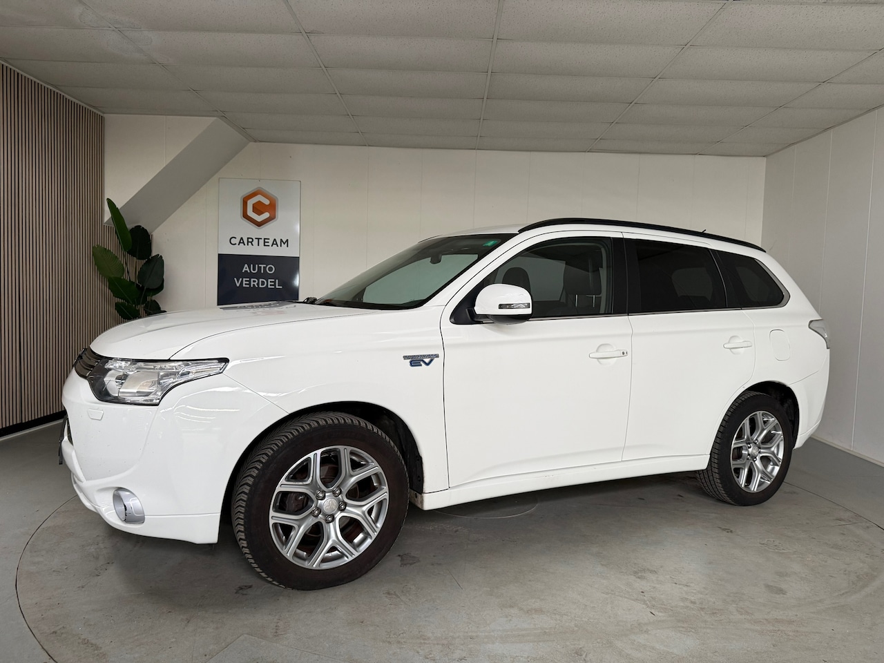 Mitsubishi Outlander - 2.0 PHEV instyle Airco, Automaat, Trekhaak, Navigatie, LMV - AutoWereld.nl